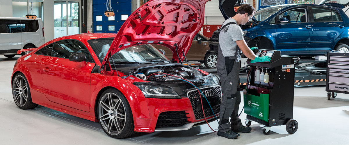Servicio de climatización en un Audi con equipo de carga y diagnóstico
